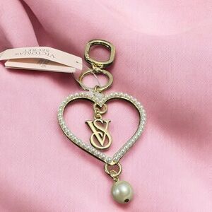 VICTORIA'S SECRET
Pearl Heart Bag Charm Keychain